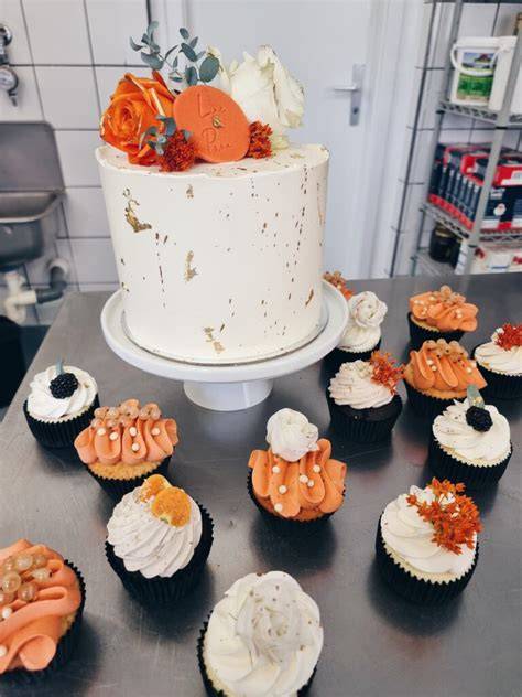 Tipps zum Sparen bei Torten: kleinere Torte + Cupcakes, einfache Deko