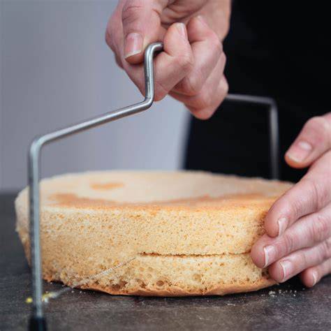 Tipps zum Teilen und Schneiden von Tortenböden, Messer, Faden und Bodenschneider im Bildvergleich