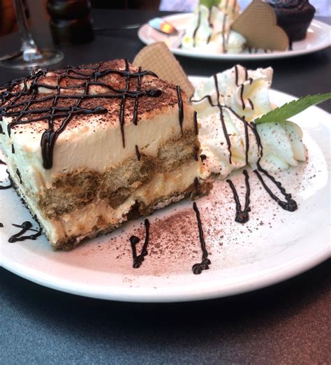 Tiramisù-Espuma auf Dessertteller