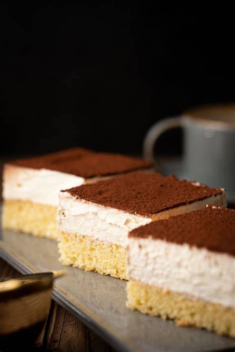 Tiramisu Blechkuchen mit Kakaopuder bestreut