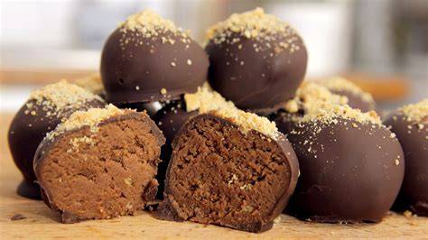 Tiramisu Pralinen halb mit dunkler, halb mit weißer Kuvertüre überzogen