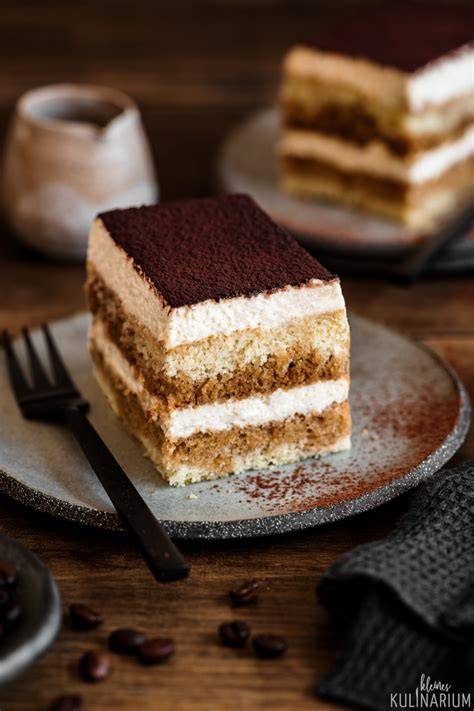 Tiramisu Schnitten auf Servierplatte