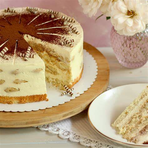 Tiramisu Torte angeschnitten auf einer Kaffeetafel