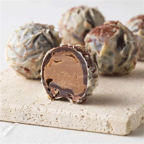 Tiramisu Trüffel auf Baumwolltuch, Kakao bestäubt
