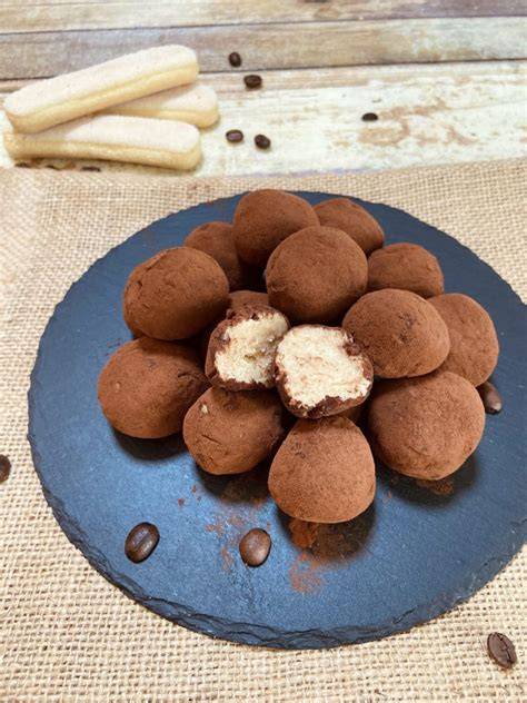 Tiramisu Trüffel auf Teller mit Kakaopulver