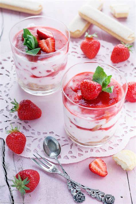 Tiramisu im Glas mit Erdbeeren