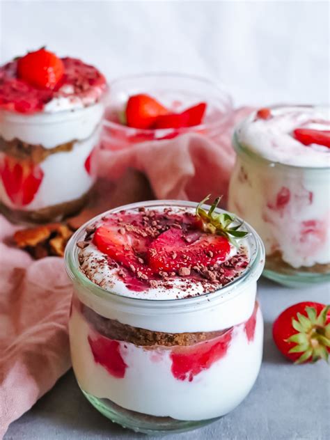 Tiramisu im Glas mit Erdbeeren und Orangenschichten