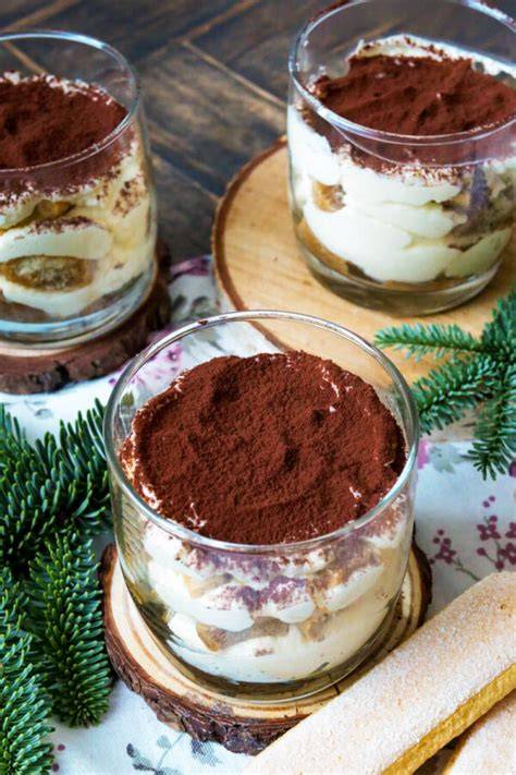 Tiramisu im Glas mit Schichten von Creme und Löffelbiskuits