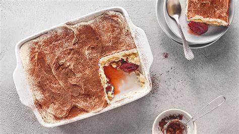 Tiramisu in Auflaufform, frisch aus dem Kühlschrank