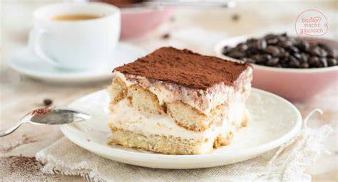 Tiramisu mit Biskuitboden, italienisches Dessert, Schichten
