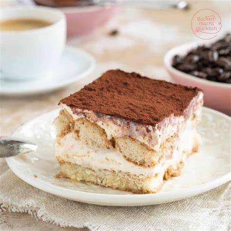 Tiramisu mit Biskuitboden - klassisch angerichtet in einer Form