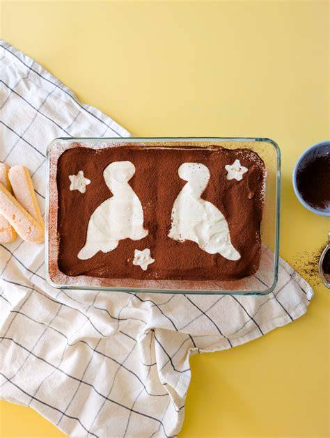 Tiramisu mit Sternen-Muster aus Kakaopulver dekorieren