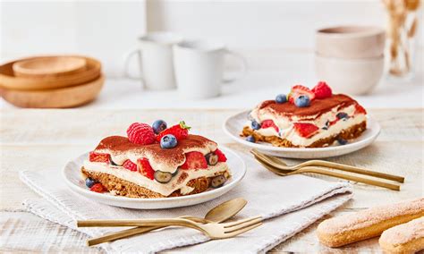 Tiramisu mit frischen Beeren und Mascarpone