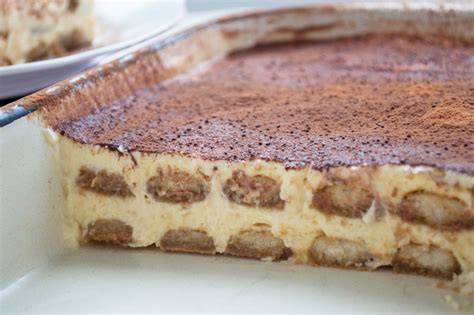 Tiramisu mit selbstgebackenem Biskuitboden und Schichten mit Quarkcreme