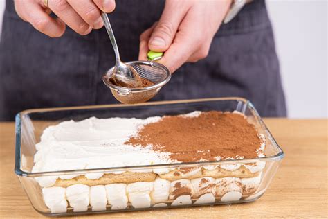 Tiramisu ohne Alkohol in der Auflaufform mit Kakao-Dekor