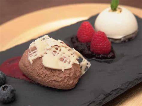 Tiramisu-Charlotte mit dekorativem Rand und Fruchtspiegel
