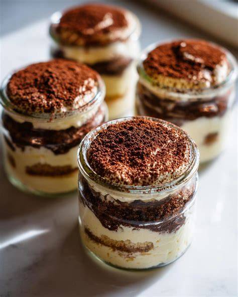 Tiramisu-Eis im Glas mit Kakao bestäubt