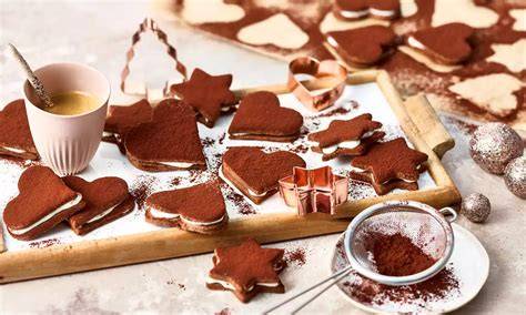 Tiramisu-Kekse auf einem Holzbrett, bestäubt mit Kakao