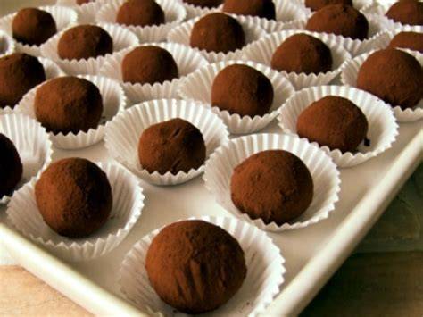 Tiramisu-Kugeln in Papierförmchen, mit Kakaopulver bestäubt