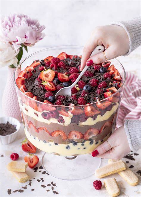 Tiramisu-Trifle: Löffelbiskuits, Beeren und Cremeschichten