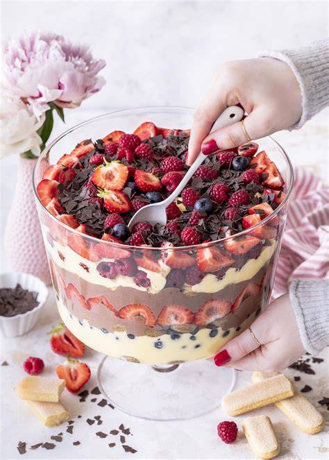 Tiramisu-Trifle mit Beeren und Löffelbiskuits