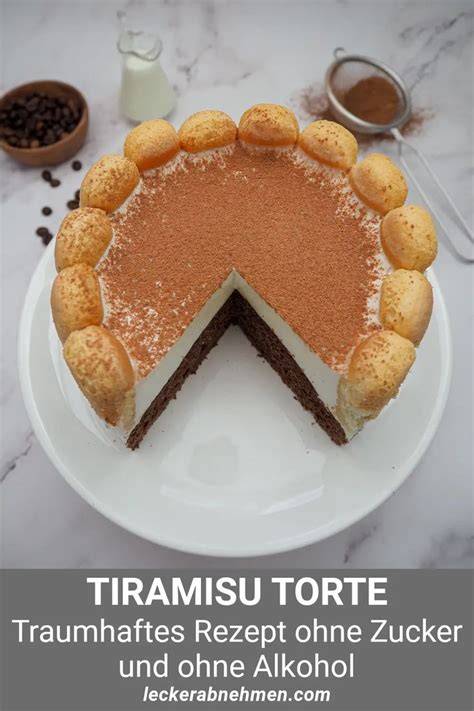 Tiramisutorte ohne Alkohol mit Schokoladendekor und Früchten garniert
