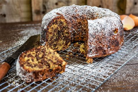 Tiroler Nusskuchen Anschnitt mit Nougatstücken und Schokoglasur auf Holzbrett