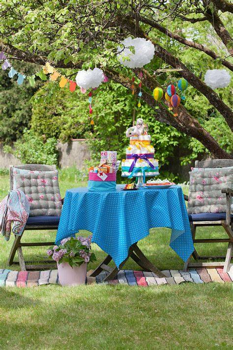 Tisch mit Girlanden, Mini-Schultüten und Marzipan-Deko