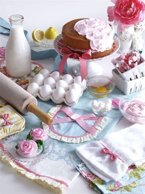 Tisch mit verschiedenen Milchreis-Desserts und Zutaten