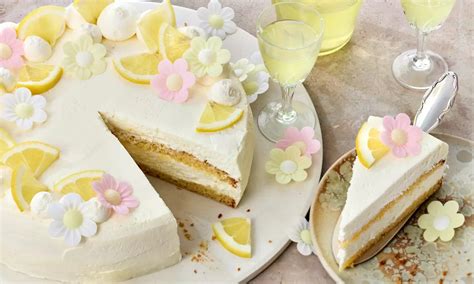 Tischszene: Stücke der Limoncello-Torte auf Tellern mit Gabeln