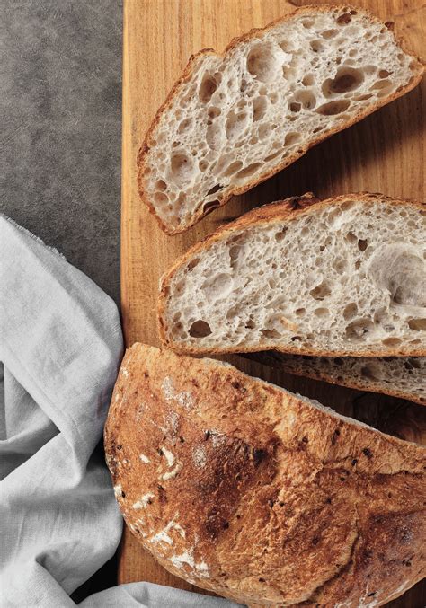 Tischszene: frisch bestrichenes Brot mit Birnen-Karamell-Aufstrich