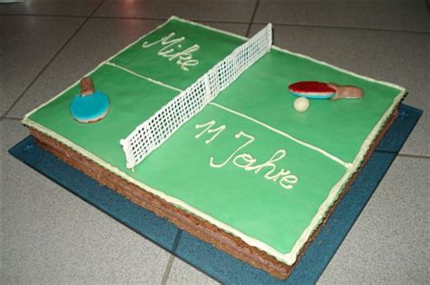 Tischtennistorte mit Schokoladenschläger, Netz und Ball als Dekoration