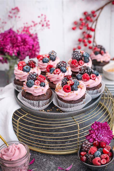 Titelbild: Vegane Cupcakes mit Beeren und Schoko-Frosting