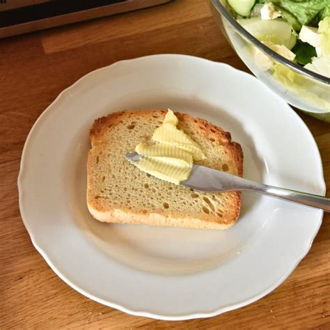 Toast mit Kürbis-Mango-Marmelade bestrichen