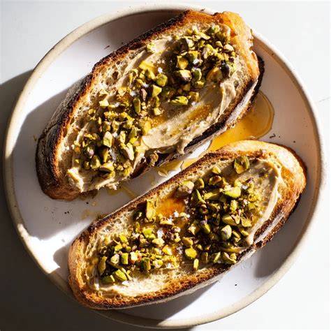 Toast mit Nocciolino bestrichen