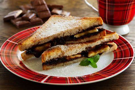 Toast mit Nutella und Banane in Pfanne gebraten