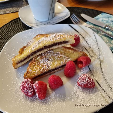 Toast mit Nutella und Erdbeerscheiben auf einem Teller