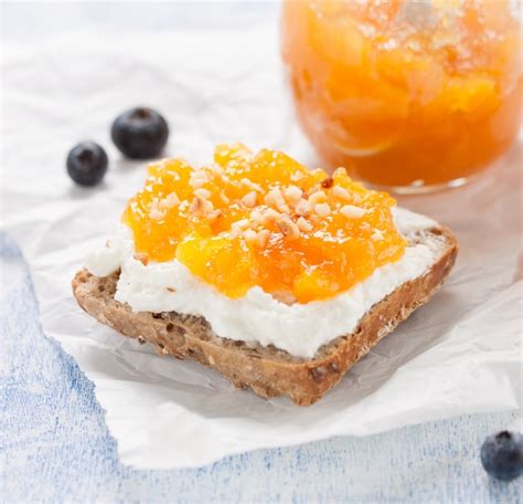 Toast mit Orangen-Ingwer-Marmelade und Frischkäse