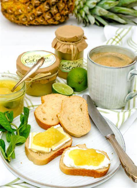 Toast mit Pina Colada Marmelade und Kokosraspeln
