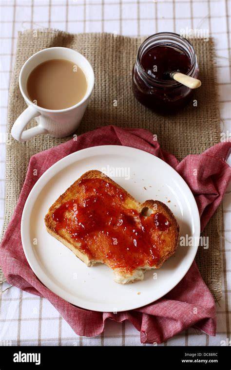 Toast mit Weißdorn‑Marmelade und Joghurt mit Marmelade