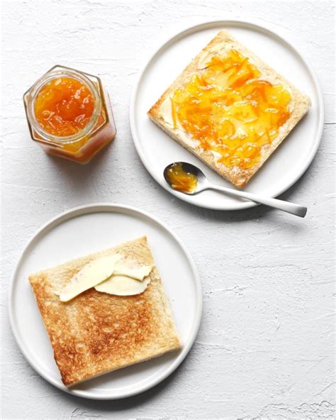 Toast mit englischer Orangenmarmelade