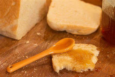 Toastbrot mit Butter und Honig auf Teller