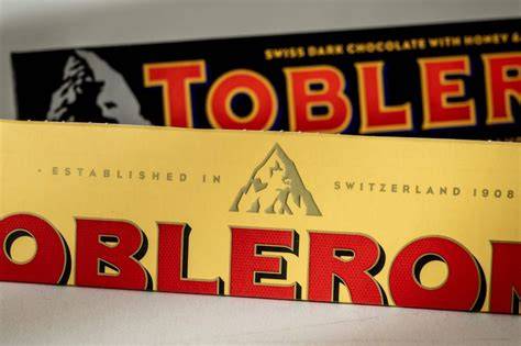 Toblerone-Packungen und Logos im Zeitverlauf