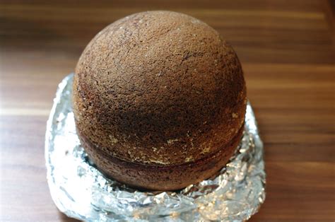 Todesstern-Torte während des Eindeckens mit Ganache