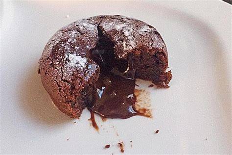 Toffee-Muffins: Schnittbild mit geschmolzenem Kern und Sahnetopping