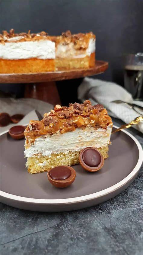 Toffifee Torte angeschnitten und dekoriert mit Toffifee, Haselnüssen und Schokofäden