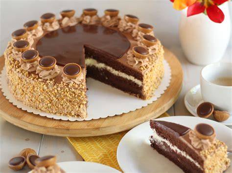 Toffifee Torte mit Schokoladenfäden, Sahnetupfen und Karamellsoße