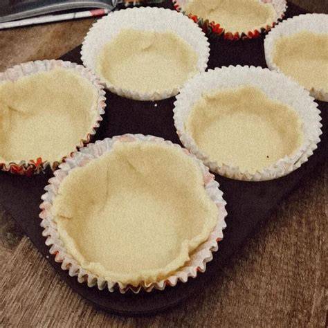 Toffifee-Stücke und Teig in Muffinförmchen
