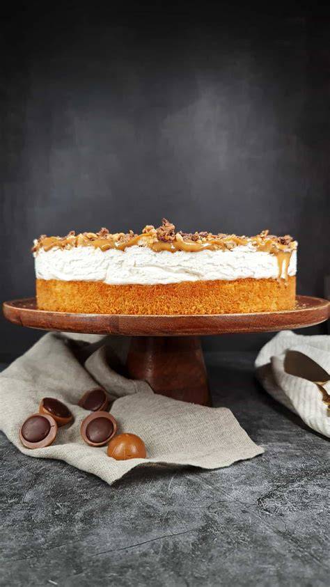 Toffifee-Torte angeschnitten auf Tortenplatte