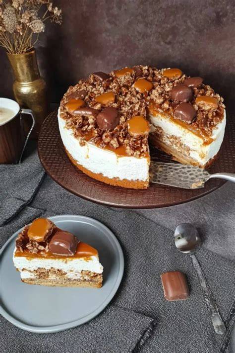 Toffifee-Torte aufgeschnitten mit Toffifees und Karamell